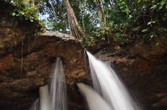 Os furos na pedra da cachoeira da Pedra Furada, em Presidente Figueiredo - AM